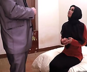 Atemberaubende araberin natürliche schönheit zögert zunächst, geld für sex zu akzeptieren