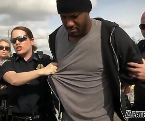 Amateur Raper maakt een zeer heet trio met twee rondborstig vrouwelijke politie