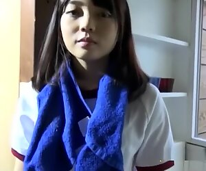 Jav Amateur Asuka Saito Tiefdruck Teenie zieht ihre Fitness-Studio-Ausrüstung aus und zeigt