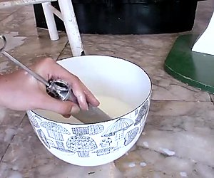 Enema de leite estocada usa godo em apertado cú