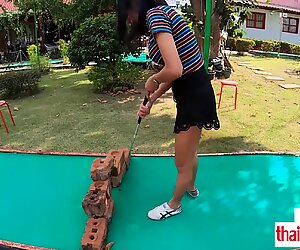 Велики сисате аматер тајландски дроља ноом воли игре са лоптом
