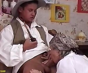 Die Mutter eines 73-jährigen Bauern braucht harten Sex
