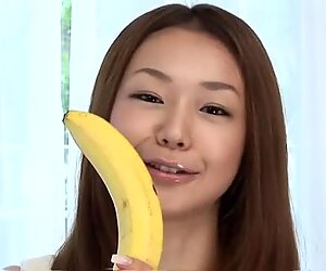 Serina Hayakawa agrada com os lábios quentes