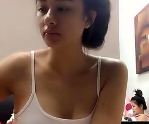 Magnifique jeune fille thai en nuisette devant sa webcam