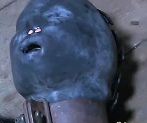 Slut bruna Nyssa Nevers è torturata in un bondage gonzo, dominazione, sadismo video prodotto da vincoli infernali