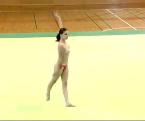 Naken rumänsk gymnast