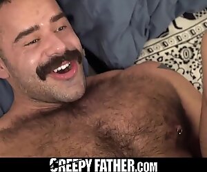 Creep ayah tiri mengeluarkan sperma hangat di wajah anak tirinya