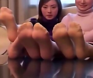 Aasialainen jalat ja sääret sukkahousut nyloneissa