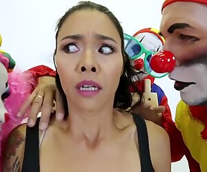 Cheeky en Gek getatoeëerde dame geneukt op hetzelfde moment met drie clowns.