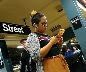Imut gemuk filipina gadis dengan kaca mata menunggu kereta