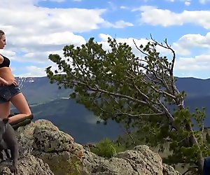 Echtes Colorado Mädchen Roxy Rox fickt auf einem Berggipfel