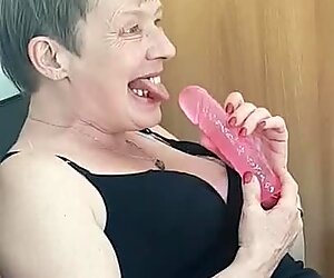 Dethech nonna succhiare una bocca vuota dildo