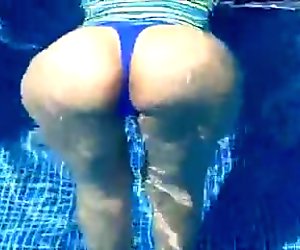 Milf  big ass in swimming pool