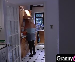 Bunicuță vine acasă dintr-o zi de cumpărături și găsește un tânăr intrat mascat în casă!