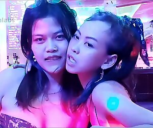 태국인 pattaya bargirls 프랑스 인 키스 (2020 년 10 월 10 일, 파타야)
