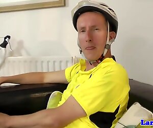 Britisk Moden i Strømper henter cyklist for fuck