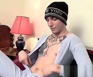 Fiatal tetovált homo hokizás off his szőrös fasz and cums