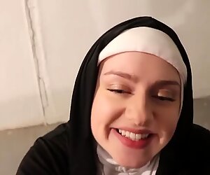 Lupaava nunna vemputus youthfull musta kulli ennen halloween bileet