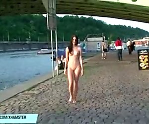 Горещ чехкини мацка показва нейния секси гол тяло в публично