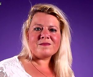 Travessa holandesas gordas mãe brincando com molhado cona