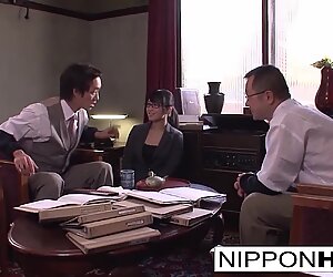 Japanisch Sekätzin blätt ihr Chef im Büro