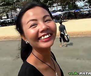 Sexy Tailandesas Bébé Escolhida para cima na Praia e porno fodido POV