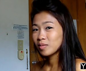 Göz KamaŞtirıcı Taylandlı Kız, çarpıcı oral seks becerilerini gösterir.