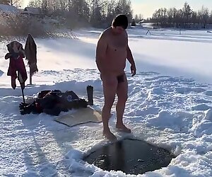 Muž skočit v ledě https://nakedguyz.blogspot.com