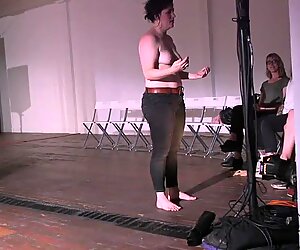 Meg Foley fragt das Publikum, um ihre fettigen Titten auszusetzen