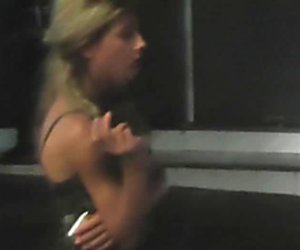 Tiffany i ferie porno video med en varm jente og hennes fucker