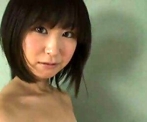 Whorish japanisch mädel yumi ishikaw posiert auf einer cam mit abgerissenem top