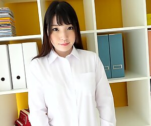Japonesas rapariga mahiro mostra suas cuecas amarelas