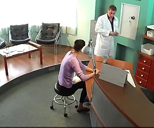 Dottore scopa l'ispettore sanitario sulla scrivania