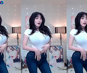 Jeehyeoun sexy dance in tight top
