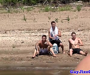 Gay sem ação de orgia exterior após mergulho nua