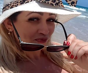 Mirella Mansur na praia de  nudismo Abric&oacute_ no Rio de Janeiro