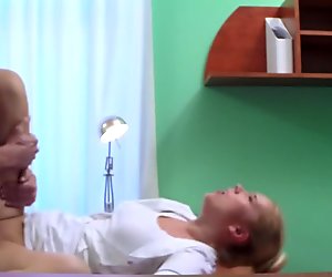 Lege knuller sin blonde sykepleier i kontoret