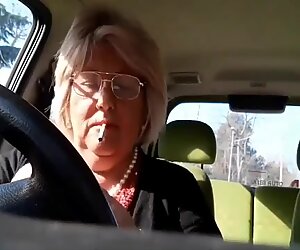 Italianas Avózinha se masturba em seu carro