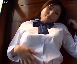 Sød japansk studerende mayu tamoto spins på gulvet glædeligt