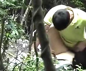 Apanhada chinesas casal foda na floresta