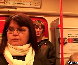 Il raccroche forte poitrine femme mûre madame en métro