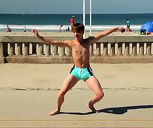 Twink dansene i tråden med speedo bulge / novinho dan & ccedil_ando sunga na praia