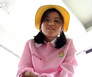 Hlúpa ázijčanky tínedžerka maki chan sa oblieka na babičku